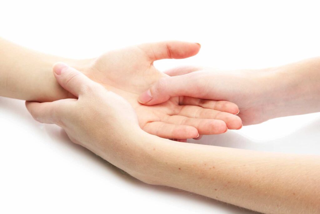 Gezielter Gelenkschutz in der Handtherapie bei Arthrose. Die Ergotherapie lehrt Patienten, Alltagsbewegungen gelenkschonend auszuführen.