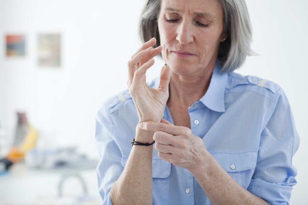 Ergotherapeutische Hilfsmittel werden von Leonie Kruse in der Handtherapie eingesetzt, um die Feinmotorik nach einer Verletzung zu schulen.