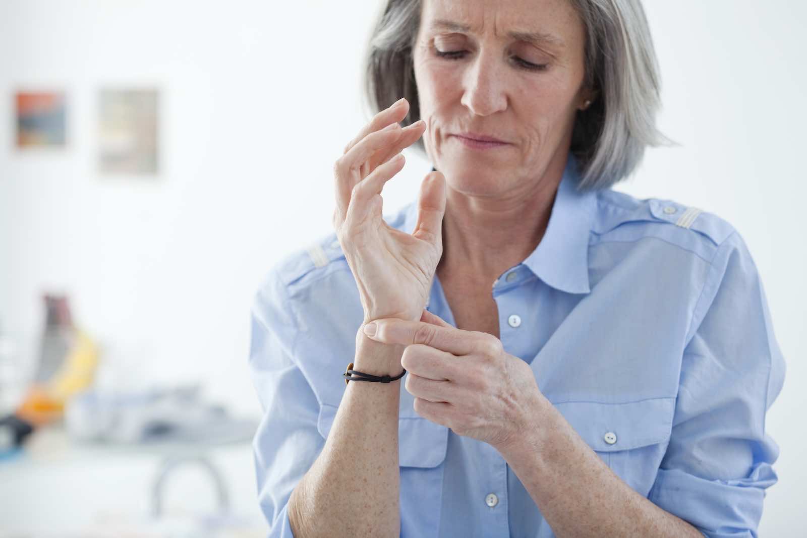 Ergotherapeutische Hilfsmittel werden von Leonie Kruse in der Handtherapie eingesetzt, um die Feinmotorik nach einer Verletzung zu schulen.