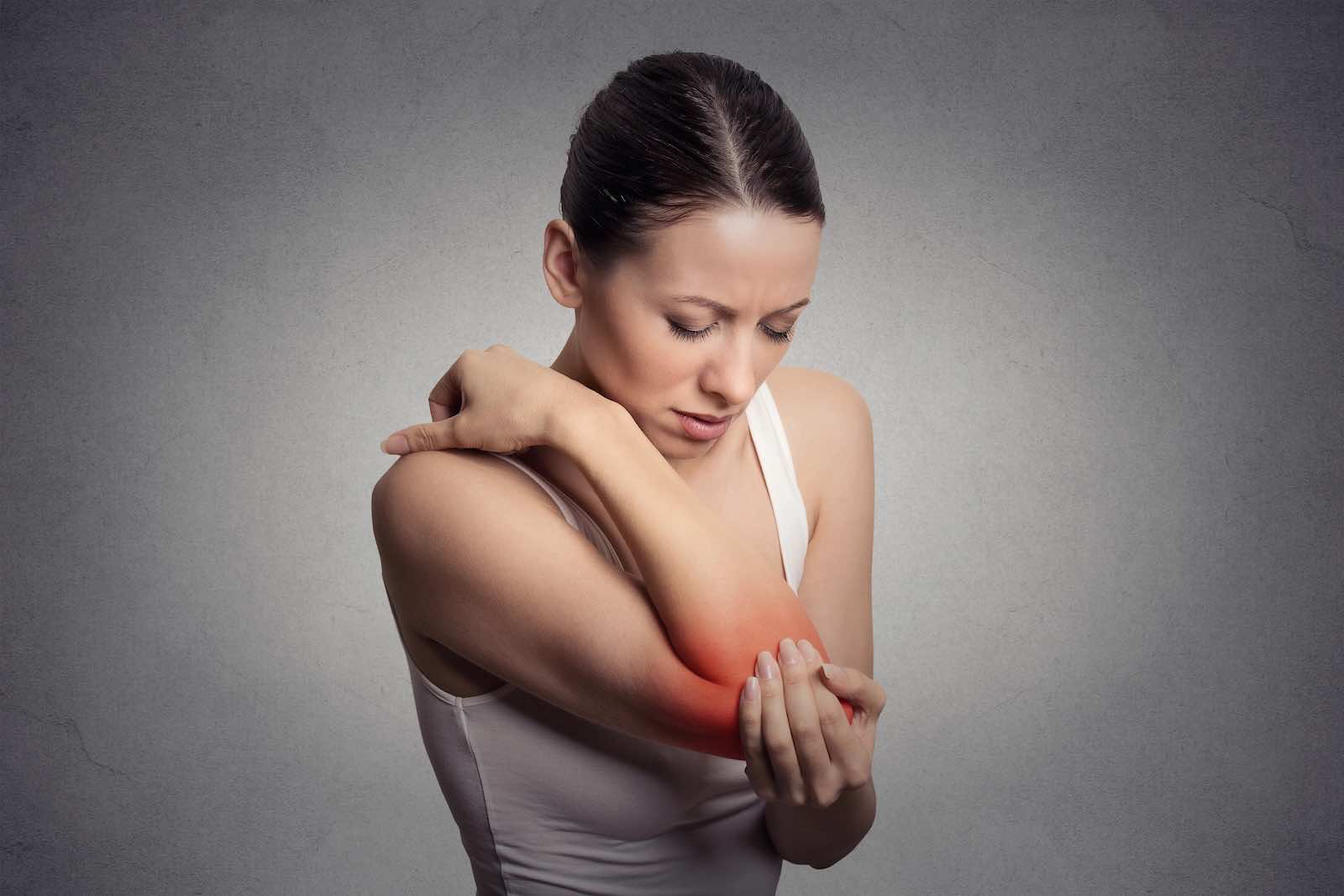 Leonie Kruse bespricht mit dem Patienten die korrekte Dosis der Belastung. Wichtige Ergotherapeutische Beratung bei Überlastung