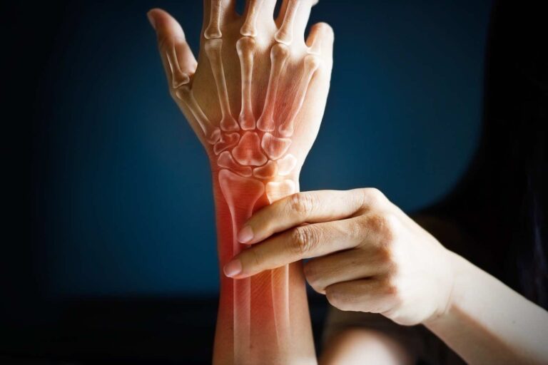 Anleitung zur Selbstmassage des Unterarms mit einem Ball oder Hilfsmittel. Die Handtherapie lehrt Patienten das Selbstmanagement von Überlastung.