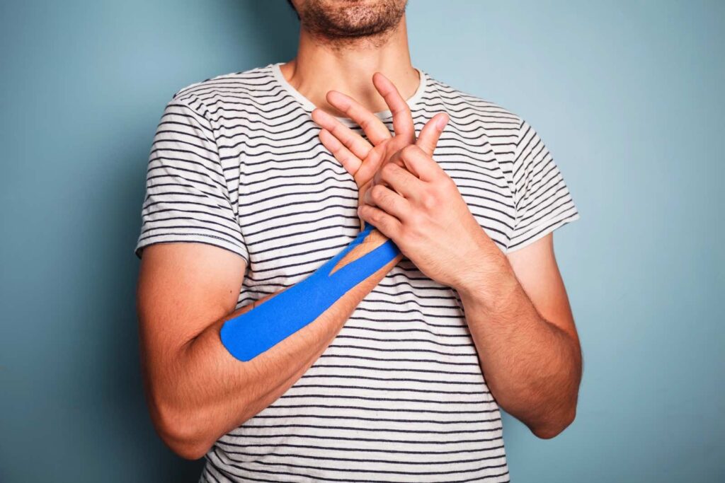 Ergotherapeutisches Taping mit Rigid-Tape zur maximalen Stabilisierung eines Gelenks. Wichtig bei Bandverletzungen.