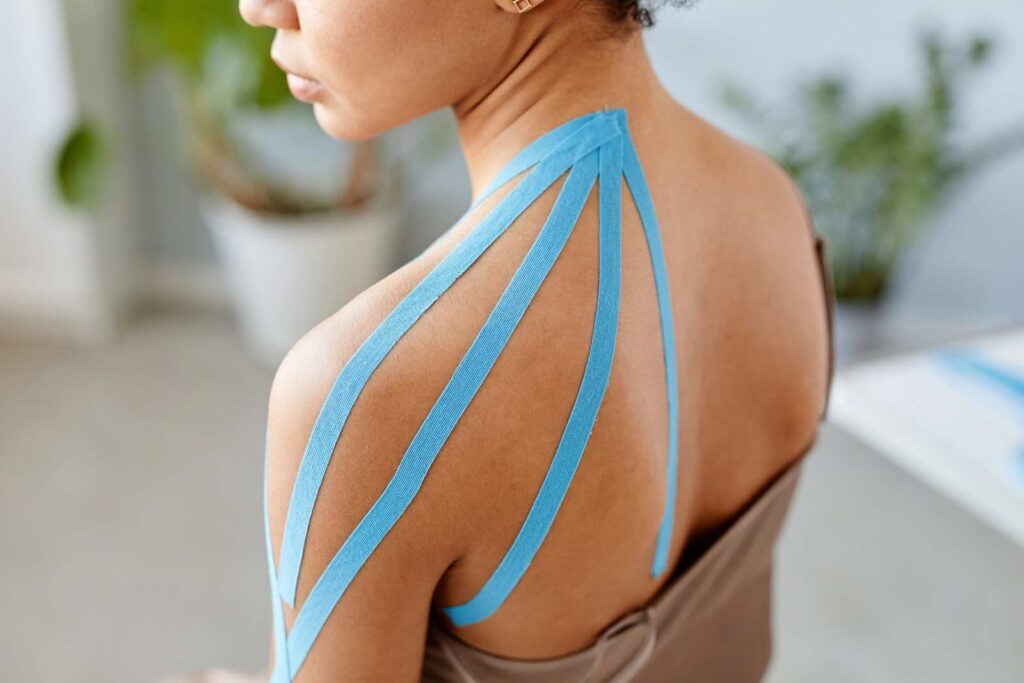 Handtherapie mit einer dynamischen Schiene. Ergotherapeutische Versorgung, die Bewegung im Gelenk sicher zulässt.