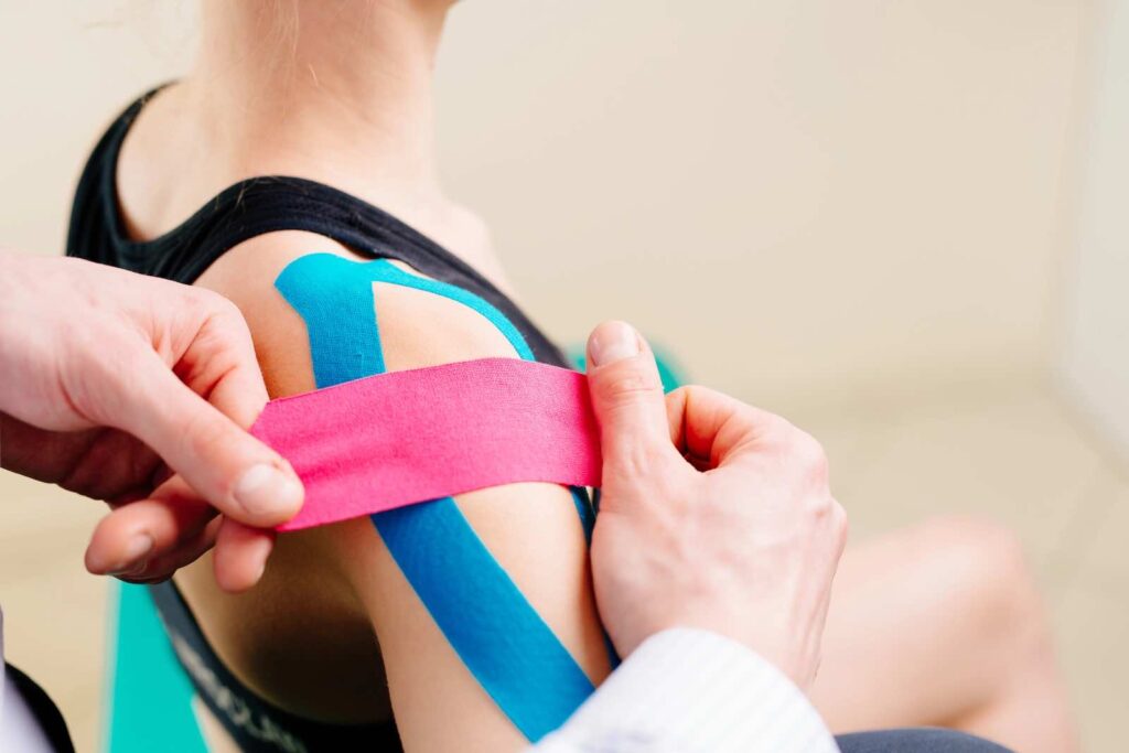 Ergotherapeutische Schienenberatung. Anfertigung einer statischen Ruhe-Schiene zur Ruhigstellung bei der Handtherapie.
